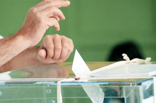 Δημοσκόπηση: Ανατροπή με μονοψήφια διαφορά και πέντε κόμματα στη Βουλή